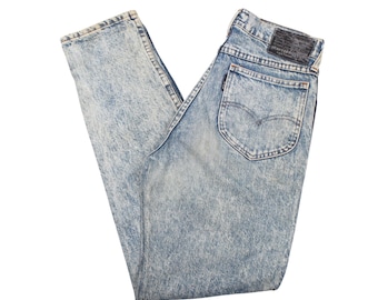 Jean mom taille haute Levi's vintage des années 80 : jambe fuselée, délavage bleu classique