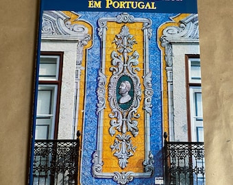 Puede incluir: Una portada de libro con una fachada de azulejos azules y amarillos de un edificio en Portugal. El título del libro es "Azulejaria de Exterior em Portugal".