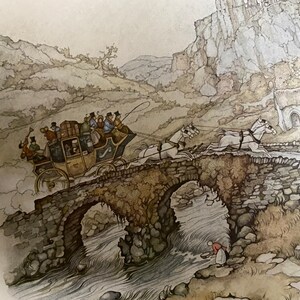 Puede incluir: Un carruaje de &eacute;poca tirado por caballos con pasajeros cruza un puente de piedra sobre un r&iacute;o que fluye r&aacute;pidamente. El carruaje es marr&oacute;n y dorado con un techo negro. Los caballos son blancos y tiran del carruaje con un l&aacute;tigo largo. El puente est&aacute; hecho de piedras toscamente labradas y tiene un solo arco. El r&iacute;o fluye r&aacute;pidamente y hay rocas y r&aacute;pidos en el agua. La escena se desarrolla en un paisaje rural con colinas y &aacute;rboles en el fondo.
