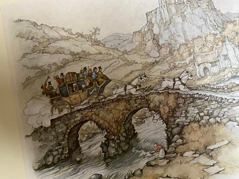Puede incluir: Un carruaje de &eacute;poca tirado por caballos con pasajeros cruza un puente de piedra sobre un r&iacute;o que fluye r&aacute;pidamente. El carruaje es marr&oacute;n y dorado con un techo negro. Los caballos son blancos y tiran del carruaje con un l&aacute;tigo largo. El puente est&aacute; hecho de piedras toscamente labradas y tiene un solo arco. El r&iacute;o fluye r&aacute;pidamente y hay rocas y r&aacute;pidos en el agua. La escena se desarrolla en un paisaje rural con colinas y &aacute;rboles en el fondo.