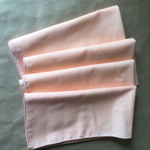 1980s Peach Colored Poly Cotton Dinner Napkins Set of Four