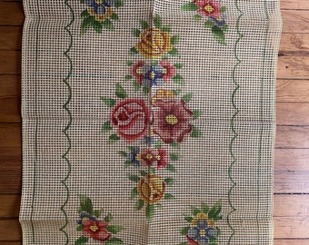 Könnte beinhalten: Eine weiße Leinwand mit grünem Rand und einem Blumendesign in Rot-, Gelb-, Blau- und Grüntönen. Die Leinwand ist mit "Bernat Easy-to-Follow Needlepoint Kit No. 3014" beschriftet.