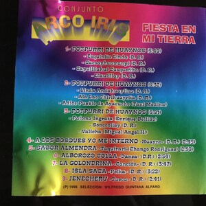 Puede incluir: Una colorida portada de CD con el t&iacute;tulo "Fiesta en mi tierra" y una lista de canciones en espa&ntilde;ol. La portada presenta un dise&ntilde;o de arco&iacute;ris y el nombre del grupo musical "Conjunto Arco Iris".