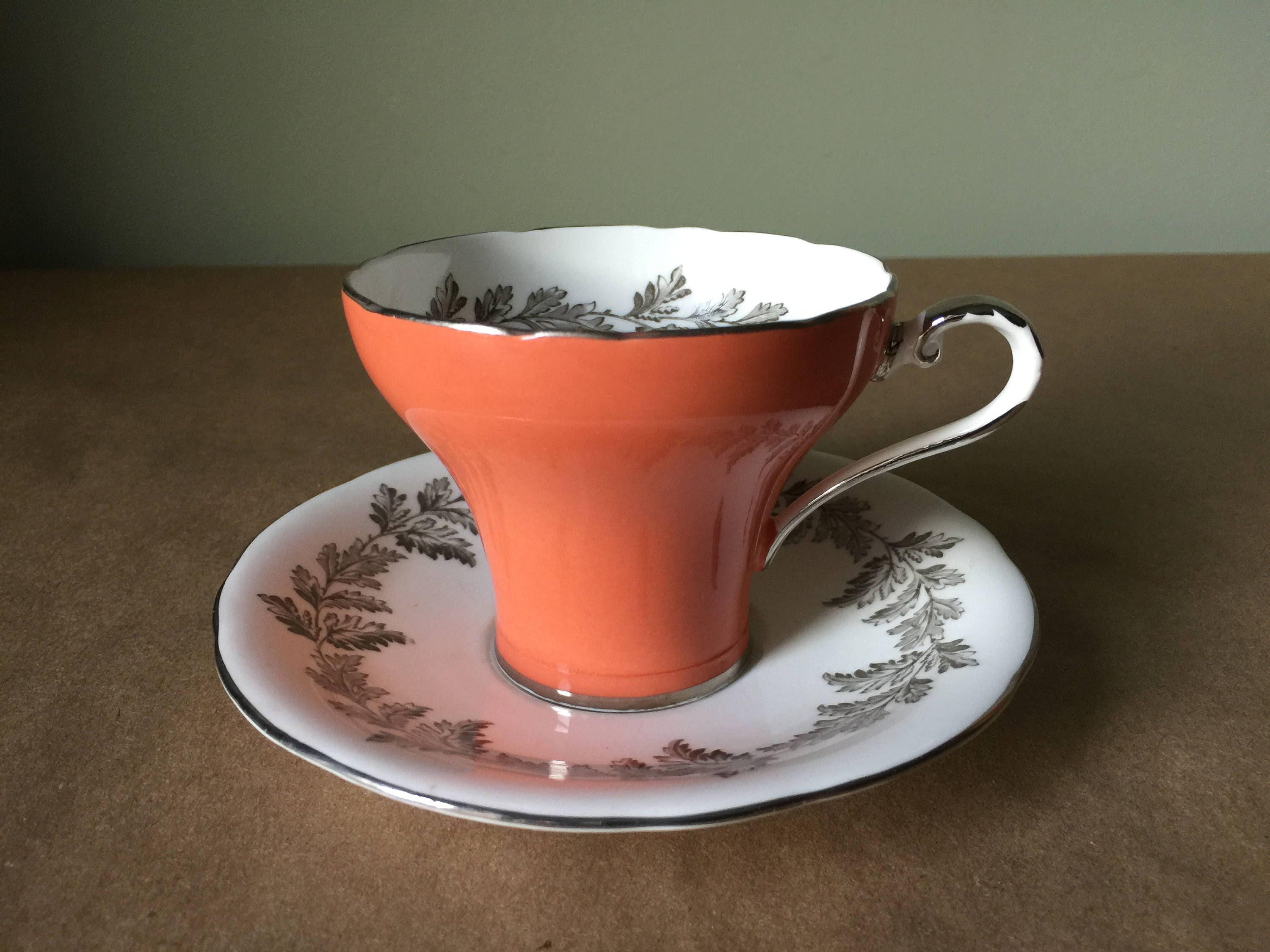 Tazza di tè corsetto corallo e argento foglia di acanto grigio lascia tazza di tè inglese Bone China di Aynsley
