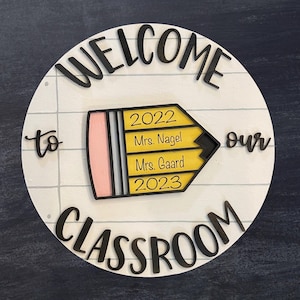 Willkommen in unserem Klassenzimmer. Türbügel. Lehrer Geschenk. Wechselschild.
