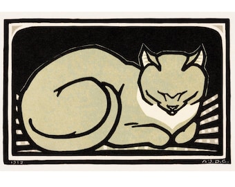 Könnte beinhalten: Eine Schwarzweißillustration einer schlafenden Katze mit weißer Brust und schwarzer Nase. Die Katze liegt auf einer gestreiften Oberfläche zusammengerollt. Das Bild ist mit einem schwarzen Rahmen versehen und enthält das Datum "1913" und die Initialen "A.J.D.D.G."