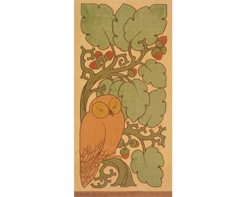 Peut inclure: Un hibou orange aux yeux jaunes perch&eacute; sur une branche d'un arbre vert stylis&eacute; avec des glands bruns. L'arri&egrave;re-plan est brun clair.