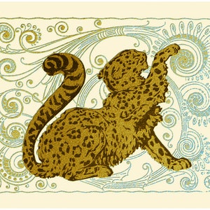 Puede incluir: Una silueta dorada de un jaguar con un patrón de manchas, sobre un fondo de diseños florales azules y dorados en espiral.