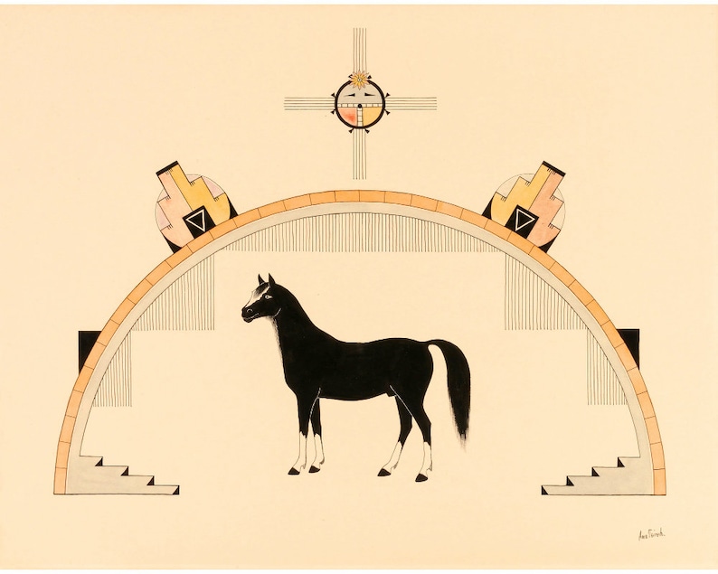 Puede incluir: Un caballo negro se encuentra en el centro de un dise&ntilde;o de inspiraci&oacute;n nativa americana. El caballo est&aacute; rodeado por un semic&iacute;rculo con un patr&oacute;n geom&eacute;trico y una cruz con un s&iacute;mbolo solar en la parte superior.