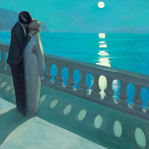 Puede incluir: Una pintura de una pareja bes&aacute;ndose en un balc&oacute;n con vistas al mar por la noche. La luna es visible en el cielo y el agua refleja la luz de la luna. La pareja est&aacute; silueteada contra el cielo azul y el agua.