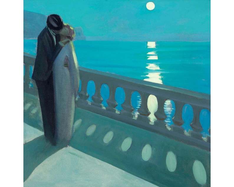 Puede incluir: Una pintura de una pareja bes&aacute;ndose en un balc&oacute;n con vistas al mar por la noche. La luna es visible en el cielo y el agua refleja la luz de la luna. La pareja est&aacute; silueteada contra el cielo azul y el agua.