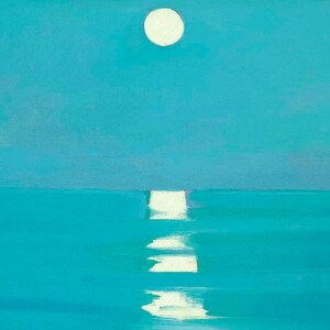 Puede incluir: Una pintura que representa un cielo azul brillante con un c&iacute;rculo blanco en el centro, que representa la luna. La mitad inferior de la pintura representa un oc&eacute;ano azul turquesa con l&iacute;neas blancas que representan el reflejo de la luna.