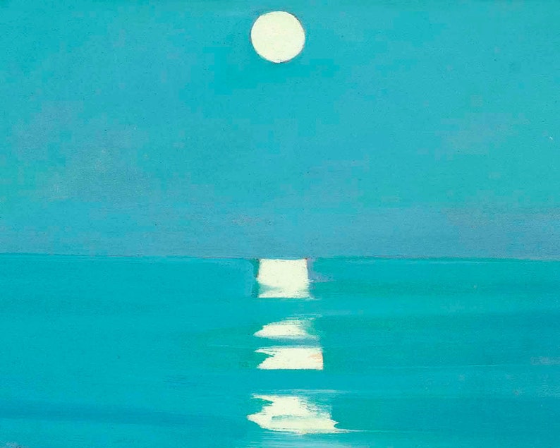 Puede incluir: Una pintura que representa un cielo azul brillante con un c&iacute;rculo blanco en el centro, que representa la luna. La mitad inferior de la pintura representa un oc&eacute;ano azul turquesa con l&iacute;neas blancas que representan el reflejo de la luna.
