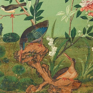 Pu&ograve; includere: Un pannello di carta da parati cinese vintage che raffigura un uccello verde e blu appollaiato su un ramo con fiori bianchi e un uccello marrone su uno scoglio.