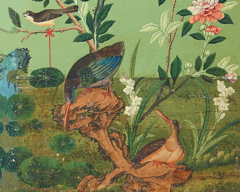 Pu&ograve; includere: Un pannello di carta da parati cinese vintage che raffigura un uccello verde e blu appollaiato su un ramo con fiori bianchi e un uccello marrone su uno scoglio.