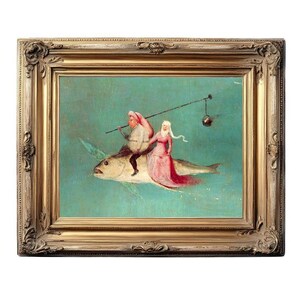 Op de afbeelding: Een ingelijste prent van een fantastische sc&egrave;ne. Een man en een vrouw rijden op een grote vis door een turquoise lucht. De man draagt een rode hoed en de vrouw een roze jurk. Het kunstwerk zit in een gouden, sierlijke lijst.