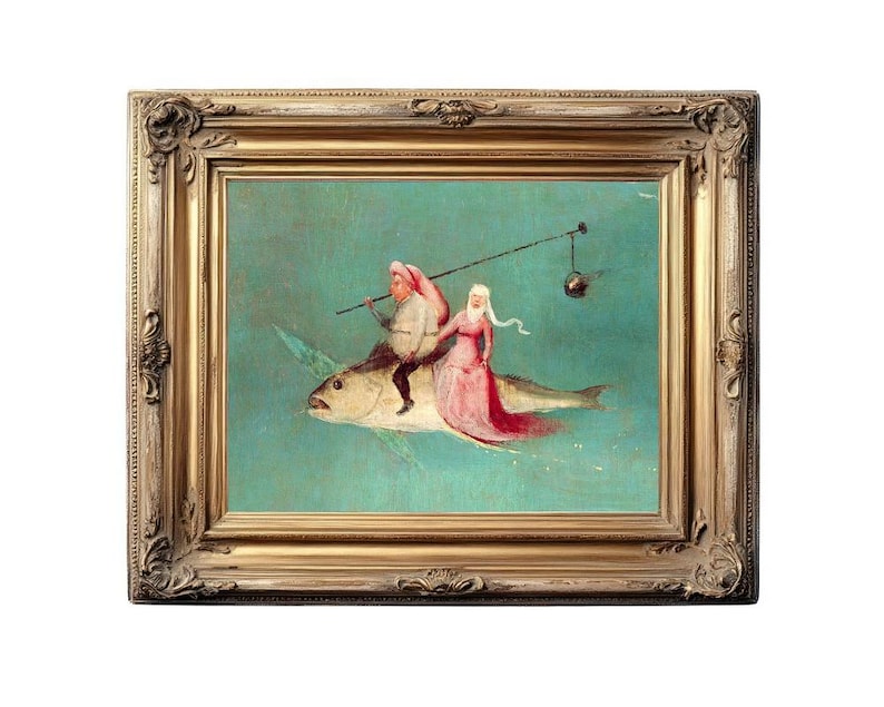 Op de afbeelding: Een ingelijste prent van een fantastische sc&egrave;ne. Een man en een vrouw rijden op een grote vis door een turquoise lucht. De man draagt een rode hoed en de vrouw een roze jurk. Het kunstwerk zit in een gouden, sierlijke lijst.