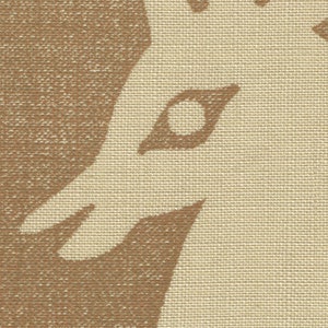 Puede incluir: Primer plano de una tela beige con un contorno marr&oacute;n de la cabeza de un ciervo. El ojo del ciervo es visible y est&aacute; contorneado en marr&oacute;n.