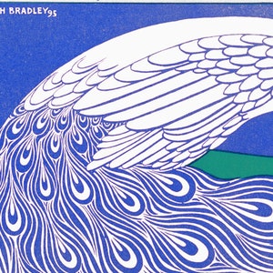 Puede incluir: Ilustraci&oacute;n estilizada de la cola y el ala de un pavo real en tonos azules, blancos y verdes. El dise&ntilde;o incluye patrones intrincados y el texto "WILL H BRADLEY 95". La obra de arte tiene una est&eacute;tica vintage, con colores vibrantes y l&iacute;neas fluidas.