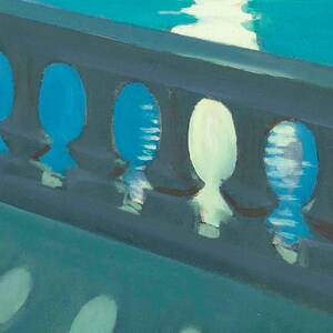 Puede incluir: Primer plano de una barandilla pintada de azul y gris con una serie de aberturas ovaladas. La barandilla se refleja en el agua de abajo, creando un patr&oacute;n de formas claras y oscuras.