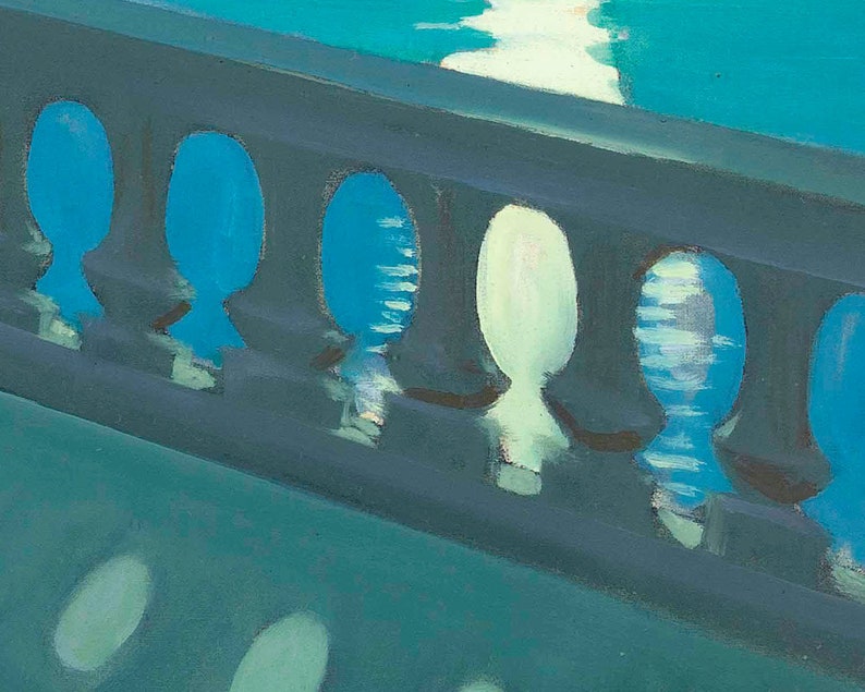Puede incluir: Primer plano de una barandilla pintada de azul y gris con una serie de aberturas ovaladas. La barandilla se refleja en el agua de abajo, creando un patr&oacute;n de formas claras y oscuras.