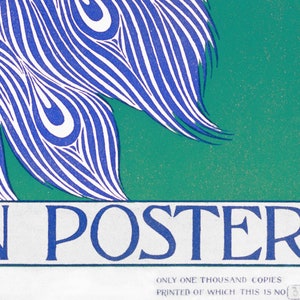 Puede incluir: Un dise&ntilde;o de cartel vintage con plumas de pavo real estilizadas en azul y blanco sobre un fondo verde. La palabra &laquo;POSTER&raquo; se muestra de forma destacada en texto azul. El cartel tiene una est&eacute;tica retro.