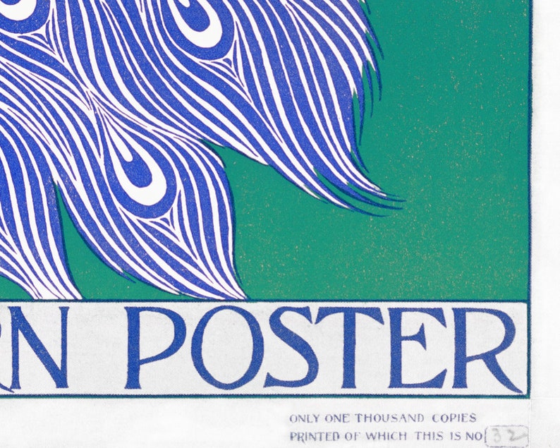 Puede incluir: Un dise&ntilde;o de cartel vintage con plumas de pavo real estilizadas en azul y blanco sobre un fondo verde. La palabra &laquo;POSTER&raquo; se muestra de forma destacada en texto azul. El cartel tiene una est&eacute;tica retro.