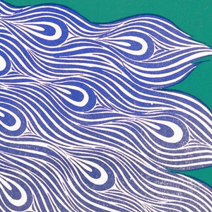 Puede incluir: Un dise&ntilde;o abstracto azul y blanco con un patr&oacute;n de plumas de pavo real sobre un fondo verde. El dise&ntilde;o presenta l&iacute;neas curvas y formas de l&aacute;grima, creando una est&eacute;tica fluida y org&aacute;nica. La paleta de colores es simple, enfocada en el contraste.