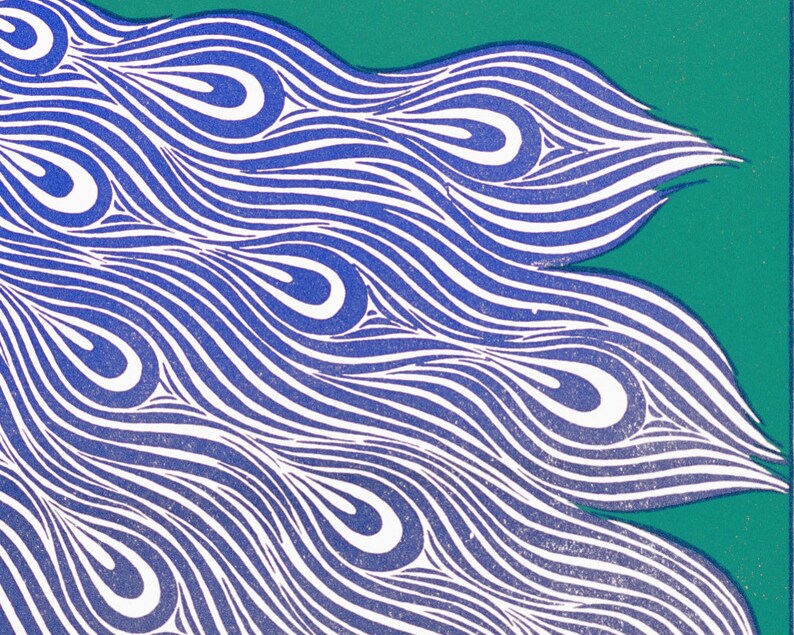 Puede incluir: Un dise&ntilde;o abstracto azul y blanco con un patr&oacute;n de plumas de pavo real sobre un fondo verde. El dise&ntilde;o presenta l&iacute;neas curvas y formas de l&aacute;grima, creando una est&eacute;tica fluida y org&aacute;nica. La paleta de colores es simple, enfocada en el contraste.