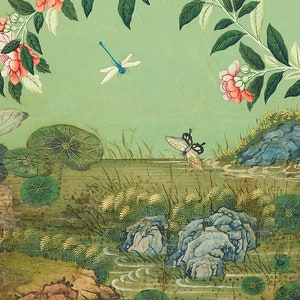 Pu&ograve; includere: Un dipinto cinese vintage che rappresenta un paesaggio sereno con uno stagno, rocce e vegetazione lussureggiante. Delicati fiori rosa sbocciano su un ramo sopra, mentre una libellula e una farfalla svolazzano nell'aria.