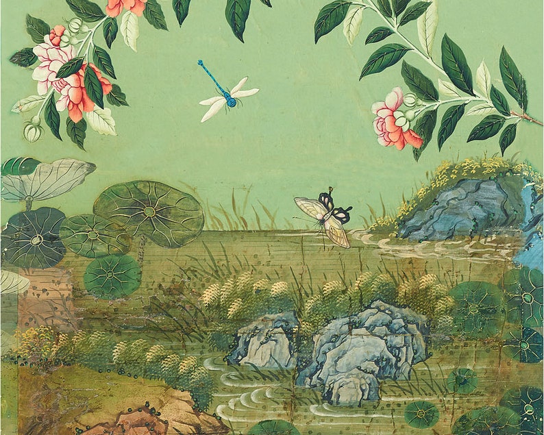 Pu&ograve; includere: Un dipinto cinese vintage che rappresenta un paesaggio sereno con uno stagno, rocce e vegetazione lussureggiante. Delicati fiori rosa sbocciano su un ramo sopra, mentre una libellula e una farfalla svolazzano nell'aria.