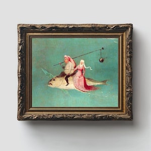 Op de afbeelding: Een ingelijst schilderij met twee figuren die op een grote vis rijden tegen een turquoise achtergrond. De figuren zijn gekleed in historische kleding, een in roze en de ander in wit en rood. De sierlijke lijst is bruin.