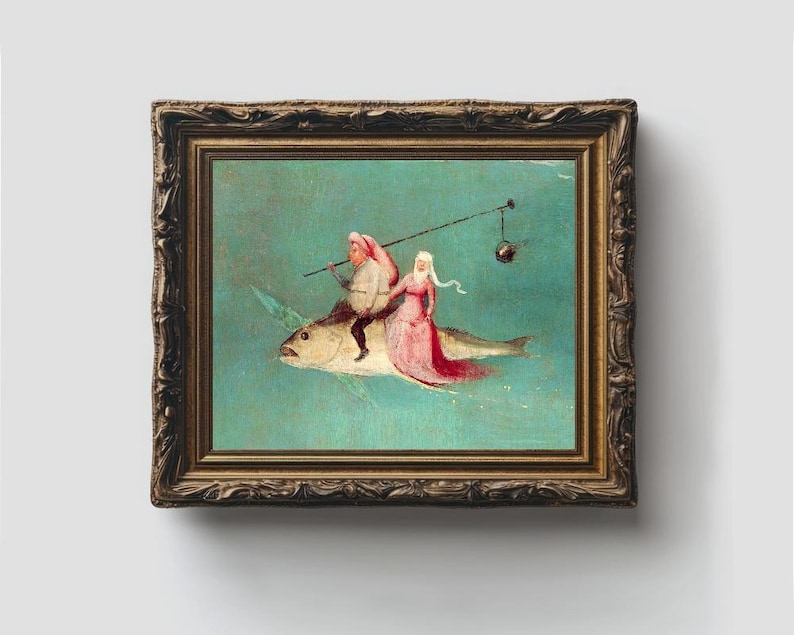 Op de afbeelding: Een ingelijst schilderij met twee figuren die op een grote vis rijden tegen een turquoise achtergrond. De figuren zijn gekleed in historische kleding, een in roze en de ander in wit en rood. De sierlijke lijst is bruin.