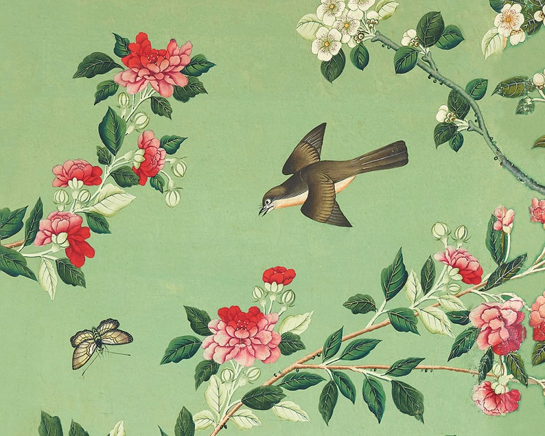 Pu&ograve; includere: Un dipinto tradizionale cinese con un uccello marrone in volo, una farfalla e fiori rosa con foglie verdi su uno sfondo verde chiaro.