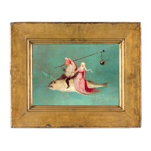 Op de afbeelding: Een ingelijst schilderij met twee figuren die op een grote vis rijden. De figuren dragen kleding uit die tijd, de een houdt een stok vast, de ander een roze jurk. Het schilderij heeft een gouden lijst en een turquoise achtergrond.