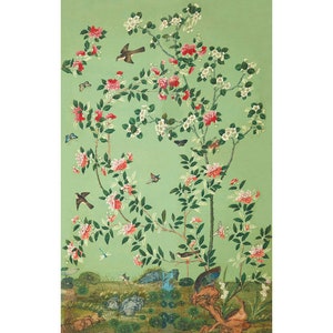 Pu&ograve; includere: Un design di carta da parati vintage con un delicato motivo floreale con fiori rosa e bianchi, foglie verdi e piccoli uccelli su uno sfondo verde chiaro.