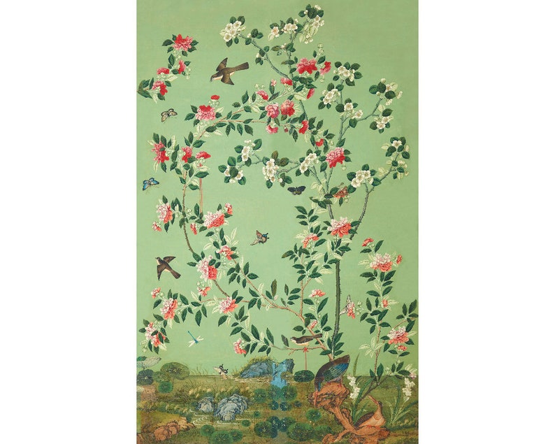 Pu&ograve; includere: Un design di carta da parati vintage con un delicato motivo floreale con fiori rosa e bianchi, foglie verdi e piccoli uccelli su uno sfondo verde chiaro.