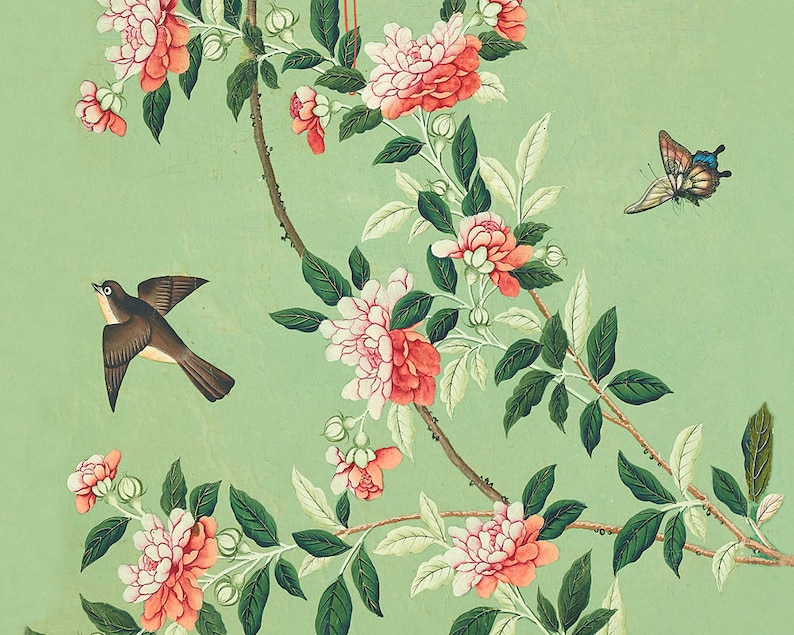 Pu&ograve; includere: Un'illustrazione vintage di un delicato disegno floreale con fiori rosa e bianchi, foglie verdi e un piccolo uccello marrone in volo. Una farfalla con ali blu e marroni &egrave; anche raffigurata nell'angolo in alto a destra.