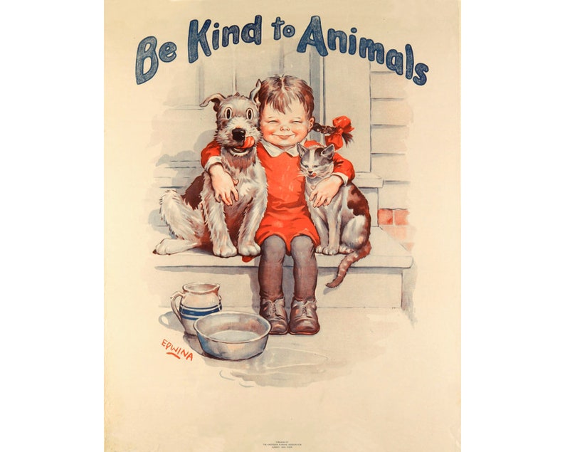 Pu&ograve; includere: Un poster vintage con una ragazza seduta su un portico con un cane e un gatto. Il poster dice "Be Kind to Animals" in lettere blu.