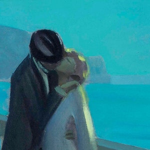 Puede incluir: Una pintura de una pareja bes&aacute;ndose frente a un oc&eacute;ano azul. El hombre lleva un traje oscuro y la mujer lleva un vestido blanco. La pintura est&aacute; realizada en un estilo suelto e impresionista.
