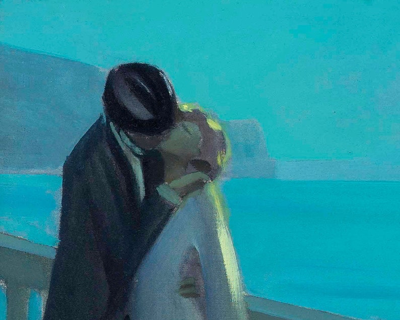 Puede incluir: Una pintura de una pareja bes&aacute;ndose frente a un oc&eacute;ano azul. El hombre lleva un traje oscuro y la mujer lleva un vestido blanco. La pintura est&aacute; realizada en un estilo suelto e impresionista.