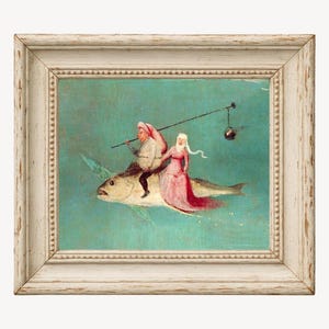 Op de afbeelding: Ingelijste prent van een fantastische sc&egrave;ne met twee figuren die op een vis rijden tegen een turquoise achtergrond. E&eacute;n figuur draagt een roze jurk, de ander een rode hoed. Een weegschaal hangt aan een paal.