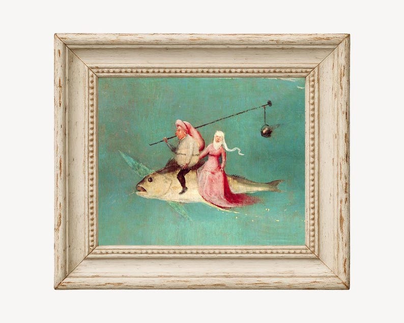 Op de afbeelding: Ingelijste prent van een fantastische sc&egrave;ne met twee figuren die op een vis rijden tegen een turquoise achtergrond. E&eacute;n figuur draagt een roze jurk, de ander een rode hoed. Een weegschaal hangt aan een paal.