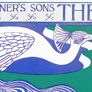 Puede incluir: Ilustraci&oacute;n vintage de un p&aacute;jaro blanco estilizado con detalles azules y blancos sobre un fondo azul y verde. El texto "SCRIBNER'S SONS THE" est&aacute; en la parte superior, en un estilo cl&aacute;sico.