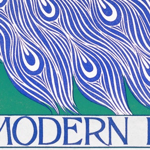 Puede incluir: Ilustraci&oacute;n estilizada de plumas de pavo real en tonos azules y blancos sobre un fondo verde. El texto "MODERN P" se muestra en letras azules sobre una pancarta blanca, sugiriendo un dise&ntilde;o o impresi&oacute;n art&iacute;stica.