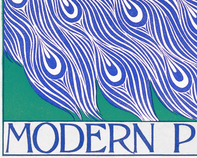 Puede incluir: Ilustraci&oacute;n estilizada de plumas de pavo real en tonos azules y blancos sobre un fondo verde. El texto "MODERN P" se muestra en letras azules sobre una pancarta blanca, sugiriendo un dise&ntilde;o o impresi&oacute;n art&iacute;stica.