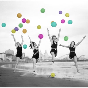 Impresión artística de fotografía de playa vintage, bailarinas con globos, mujeres saltando, decoración de casa de playa, década de 1920, década de 1930, arte mural Joy, fotografía antigua coloreada