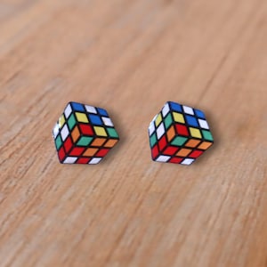クラシックなルービックキューブのスタッドピアス | レトロなパズルピアス | 90年代風ギークシック | カラフルなミニキューブピアス