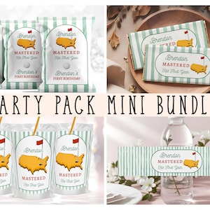 Puede incluir: Un mini paquete de fiesta con temática de golf. El diseño incluye una pelota de golf, un mapa de los Estados Unidos y el texto "Brendan Mastered His First Year". La combinación de colores es blanco, verde y amarillo.