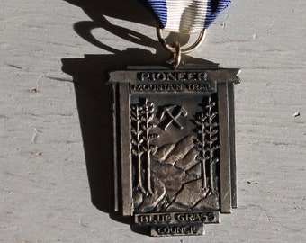 Vintage Boy Scouts of America Pioneer Mountain Trail Blue Grass Council Medal